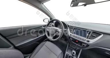 豪华现代汽车内饰皮革沙龙全景。 方向盘、换档杆和仪表板隔离在白色背景上